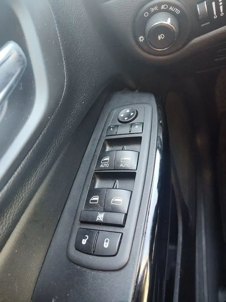 2020 Jeep Cherokee Altitude photo 17