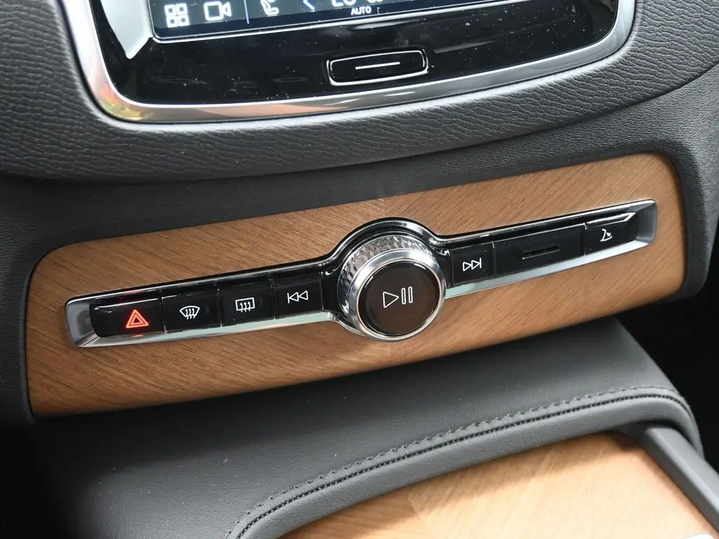 2025 Volvo - image 16