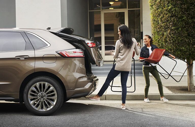 Woman opening the cargo of Ford Edge 