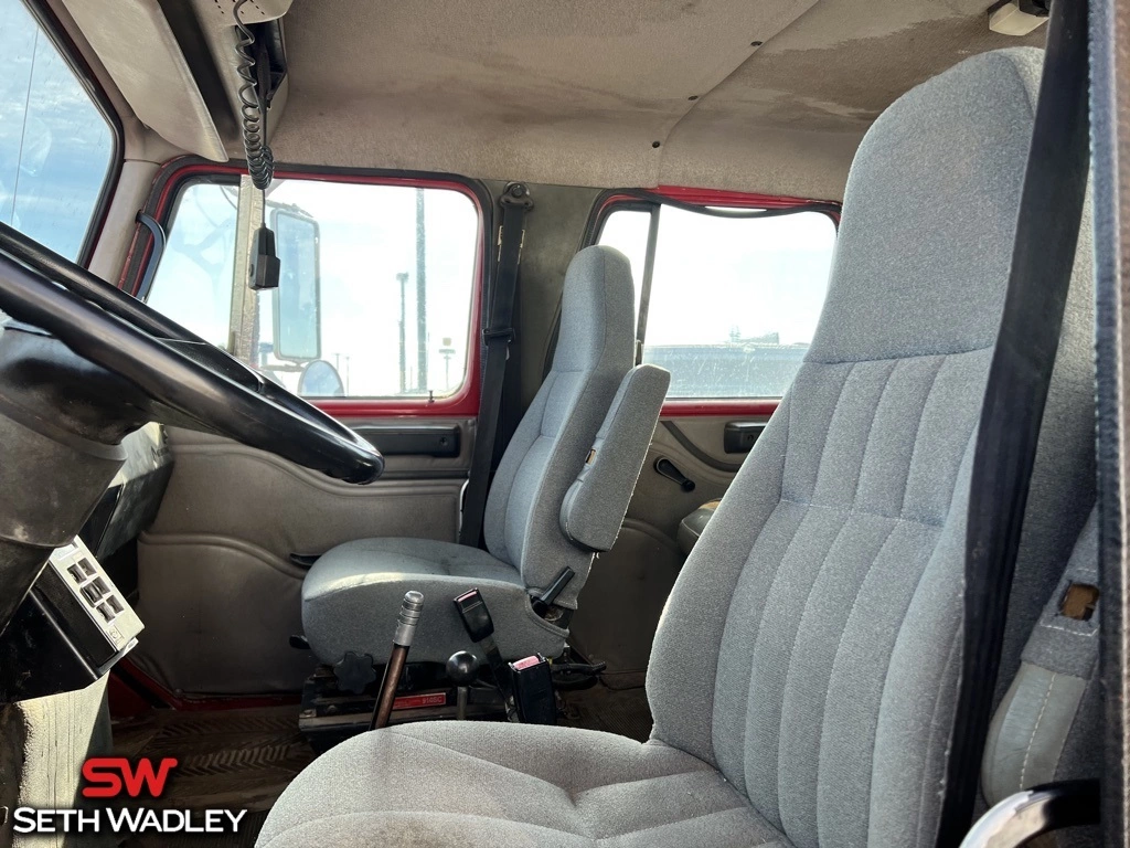 1998 International - image 8