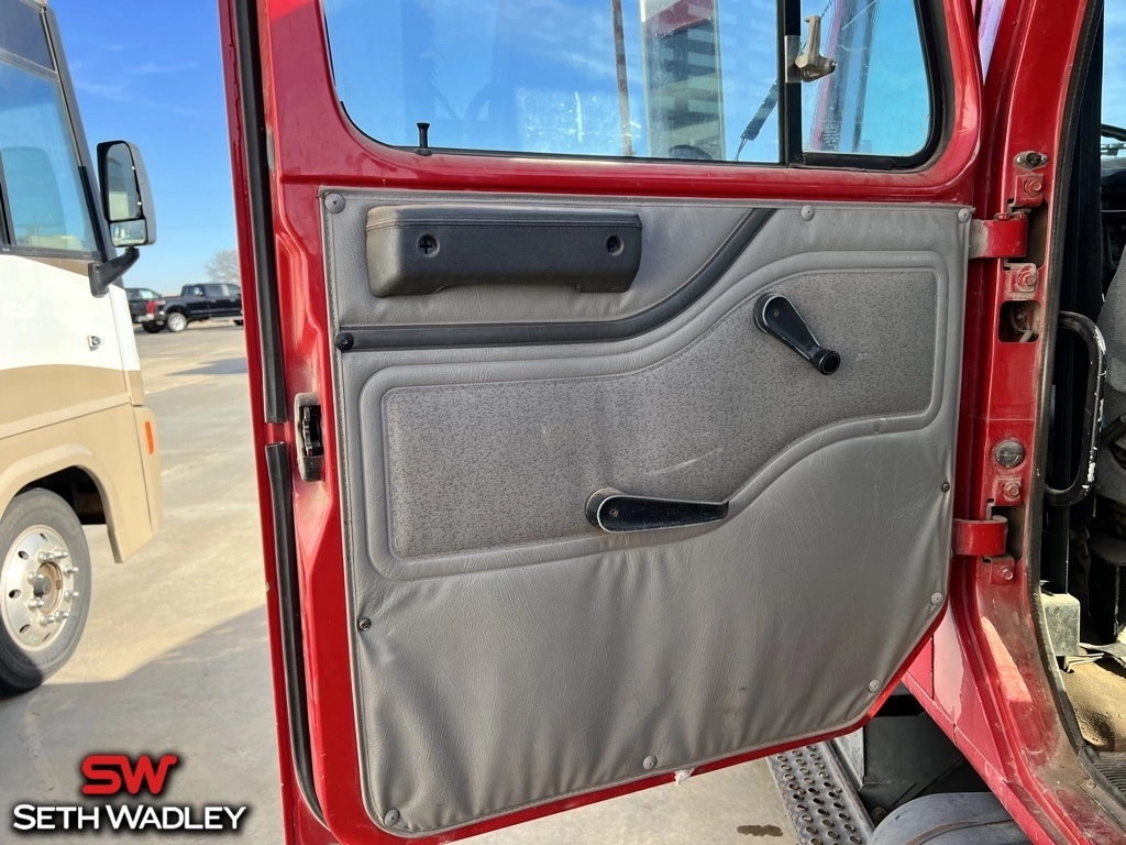 1998 International - image 7