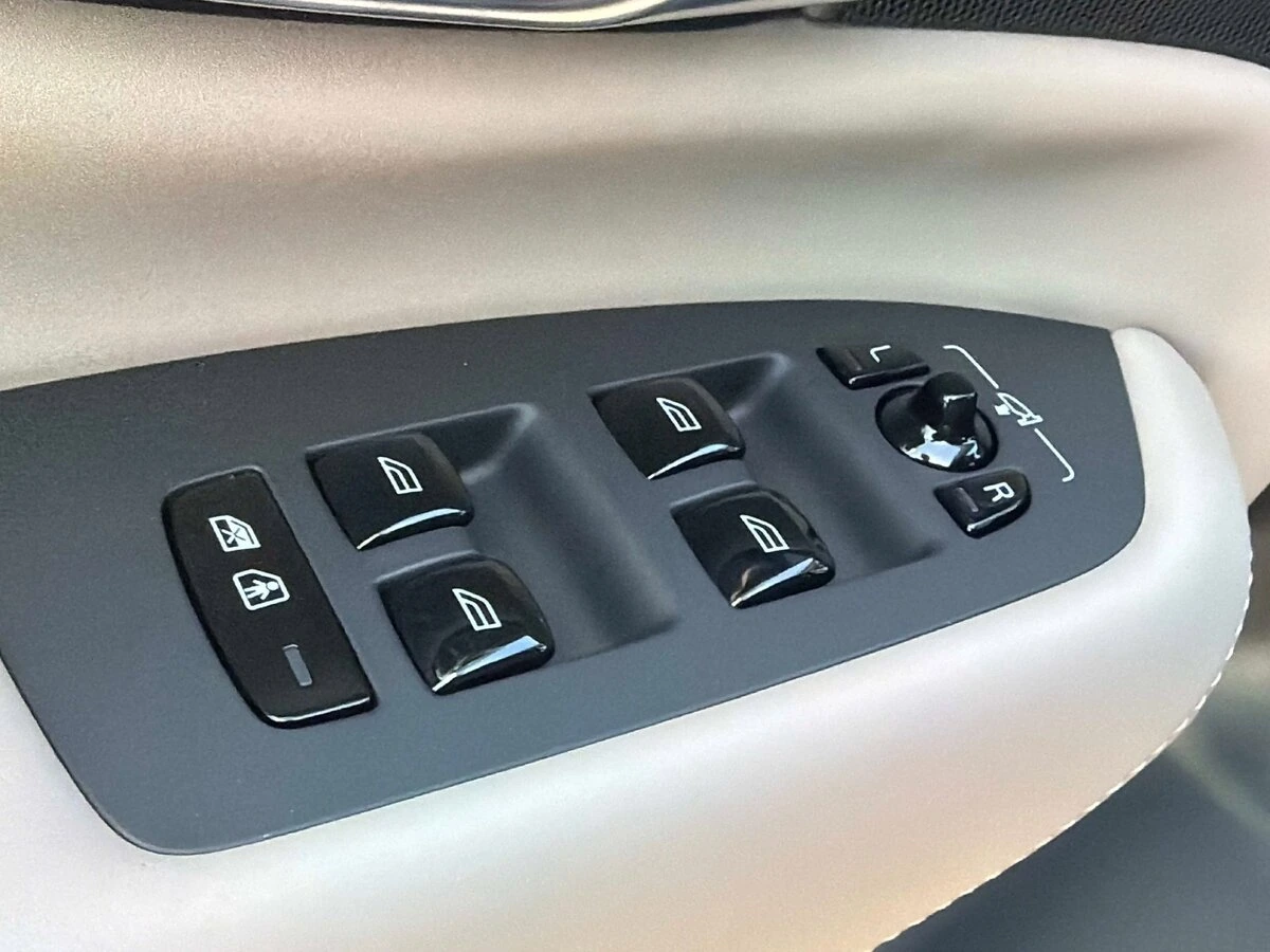 2026 Volvo - image 15