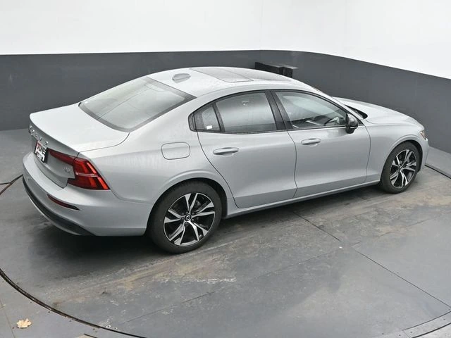 2025 Volvo - image 39