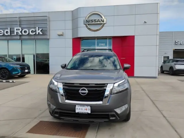 2025 Nissan Pathfinder SV photo 2