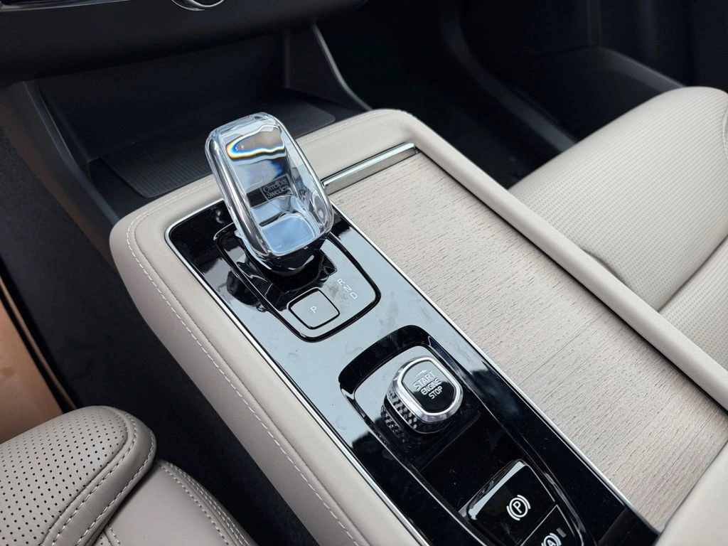 2026 Volvo - image 23