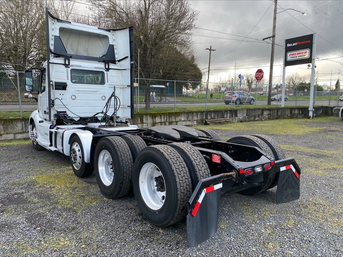 2018 Volvo VNL 860 - image 2