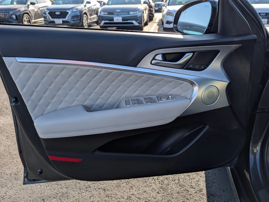 2023 GENESIS G70 Standard - Photo 16