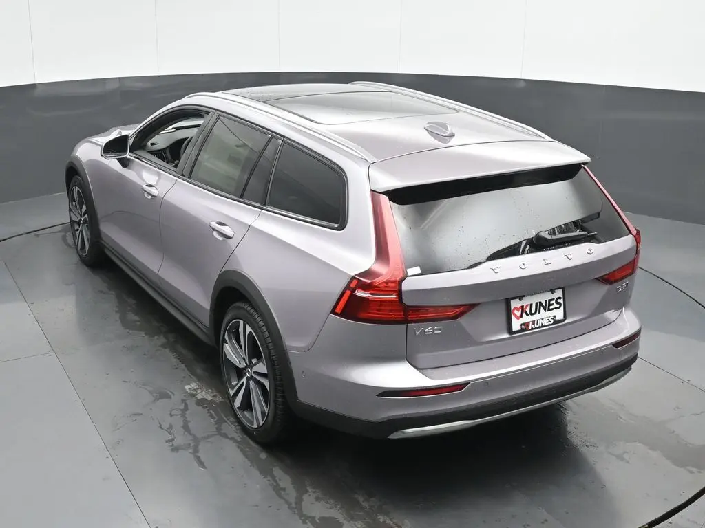 2026 Volvo - image 37