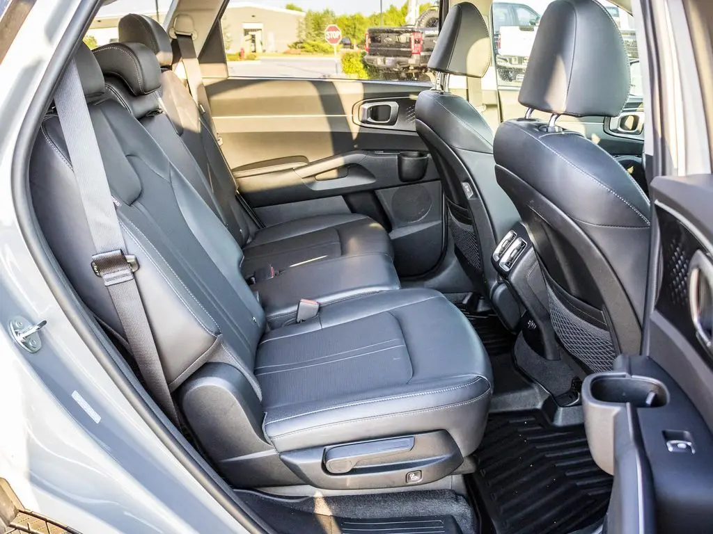2025 Kia Sorento S photo 16