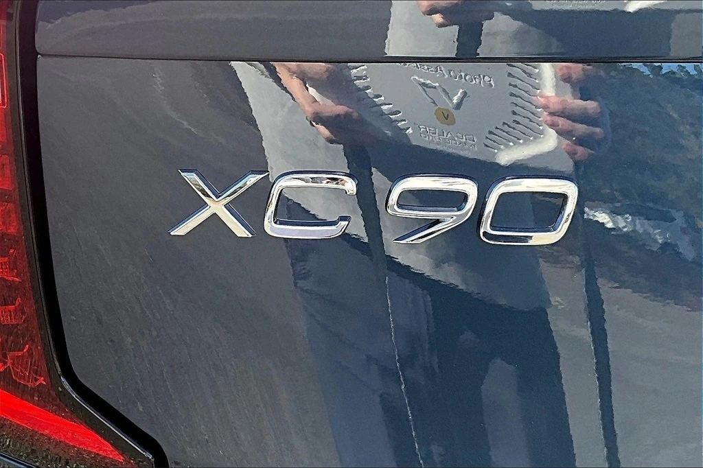 2026 Volvo - image 8