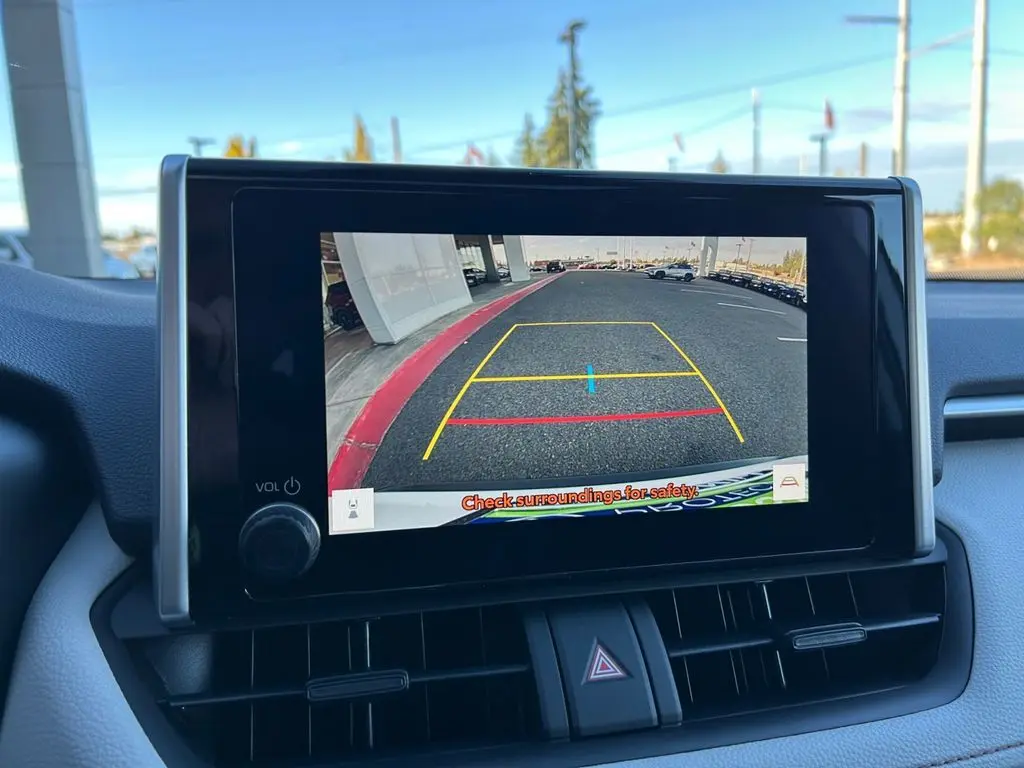 2025 Toyota RAV4 XLE photo 18