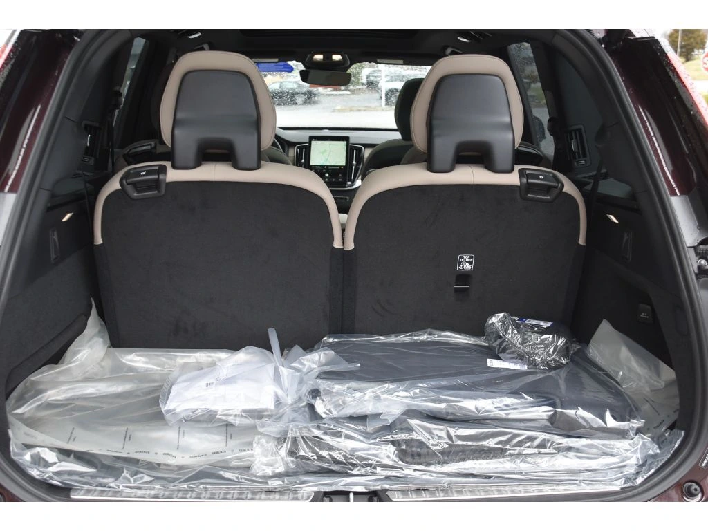 2026 Volvo - image 24