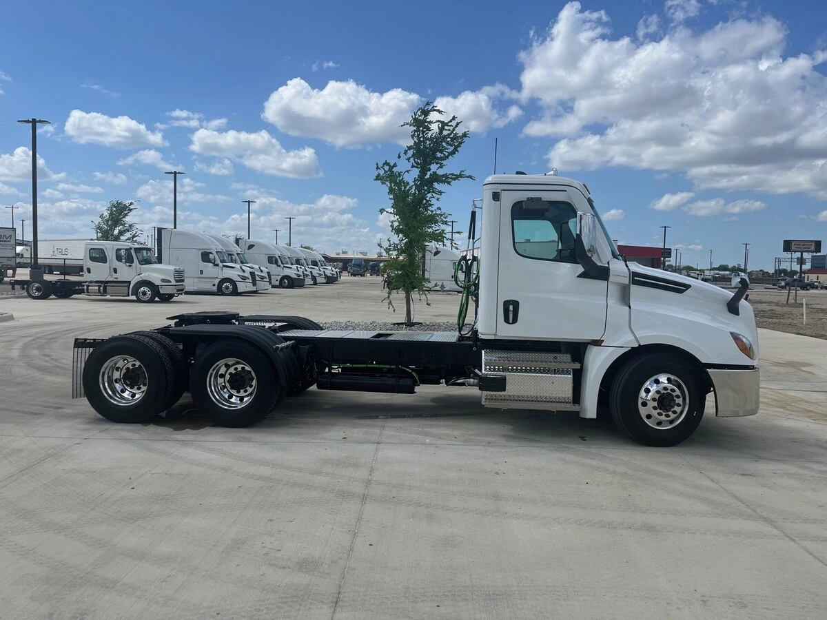2027 Freightliner Cascadia - image 4