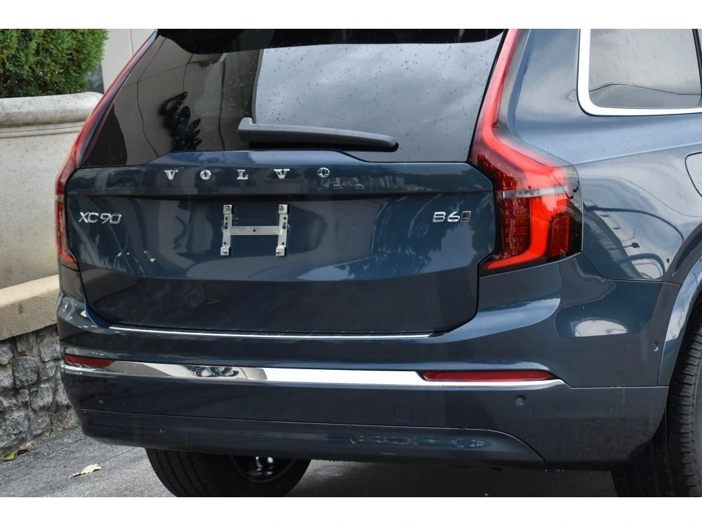 2026 Volvo - image 29