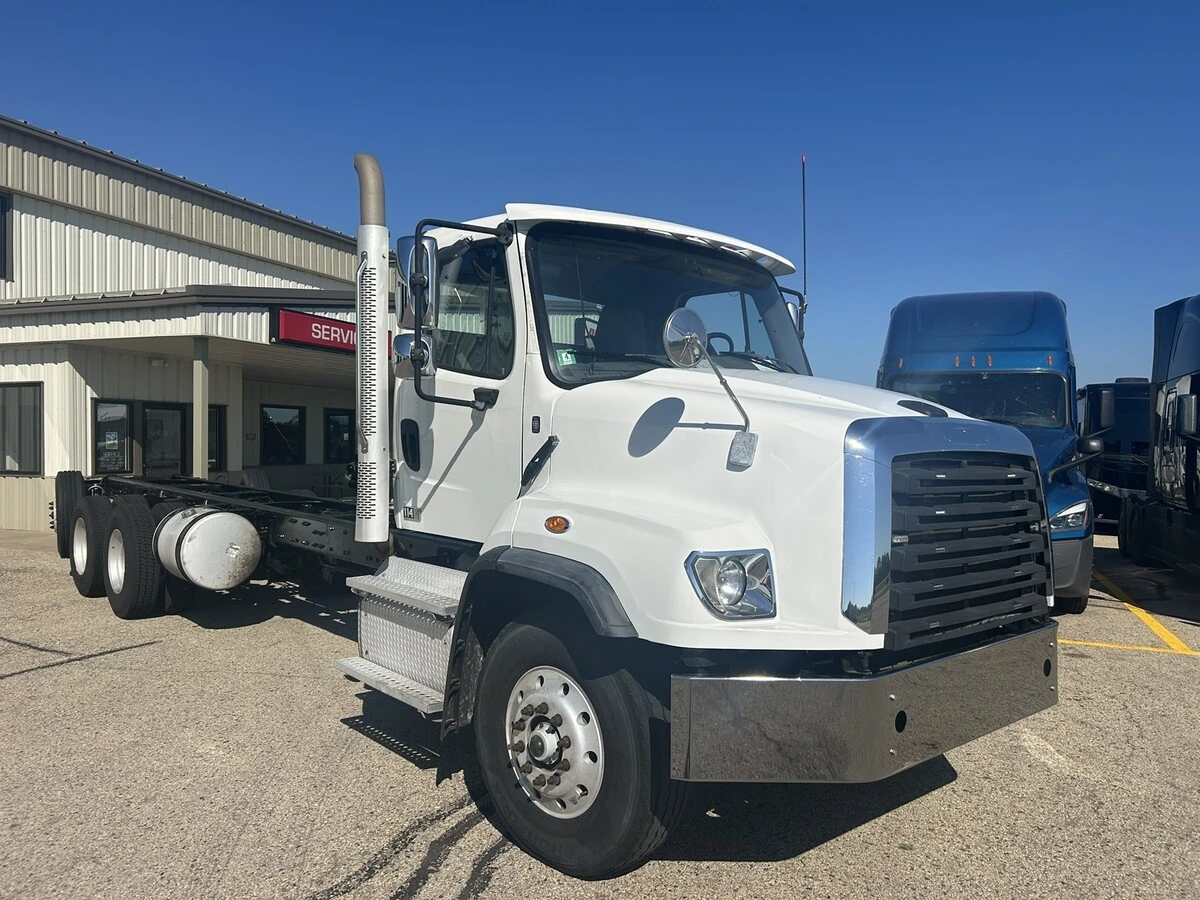 2017 Freightliner 114SD — photo 3