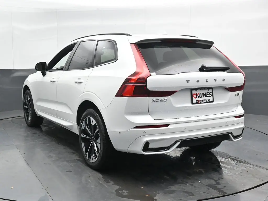 2026 Volvo - image 8
