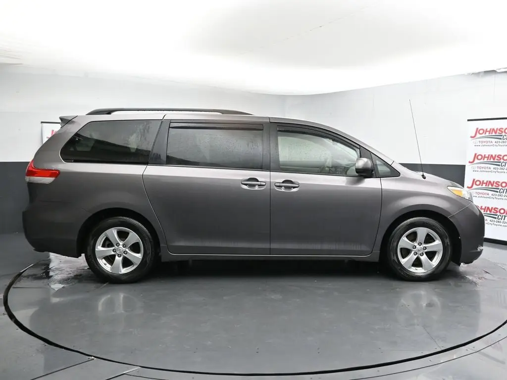 2014 Toyota Sienna LE photo 9