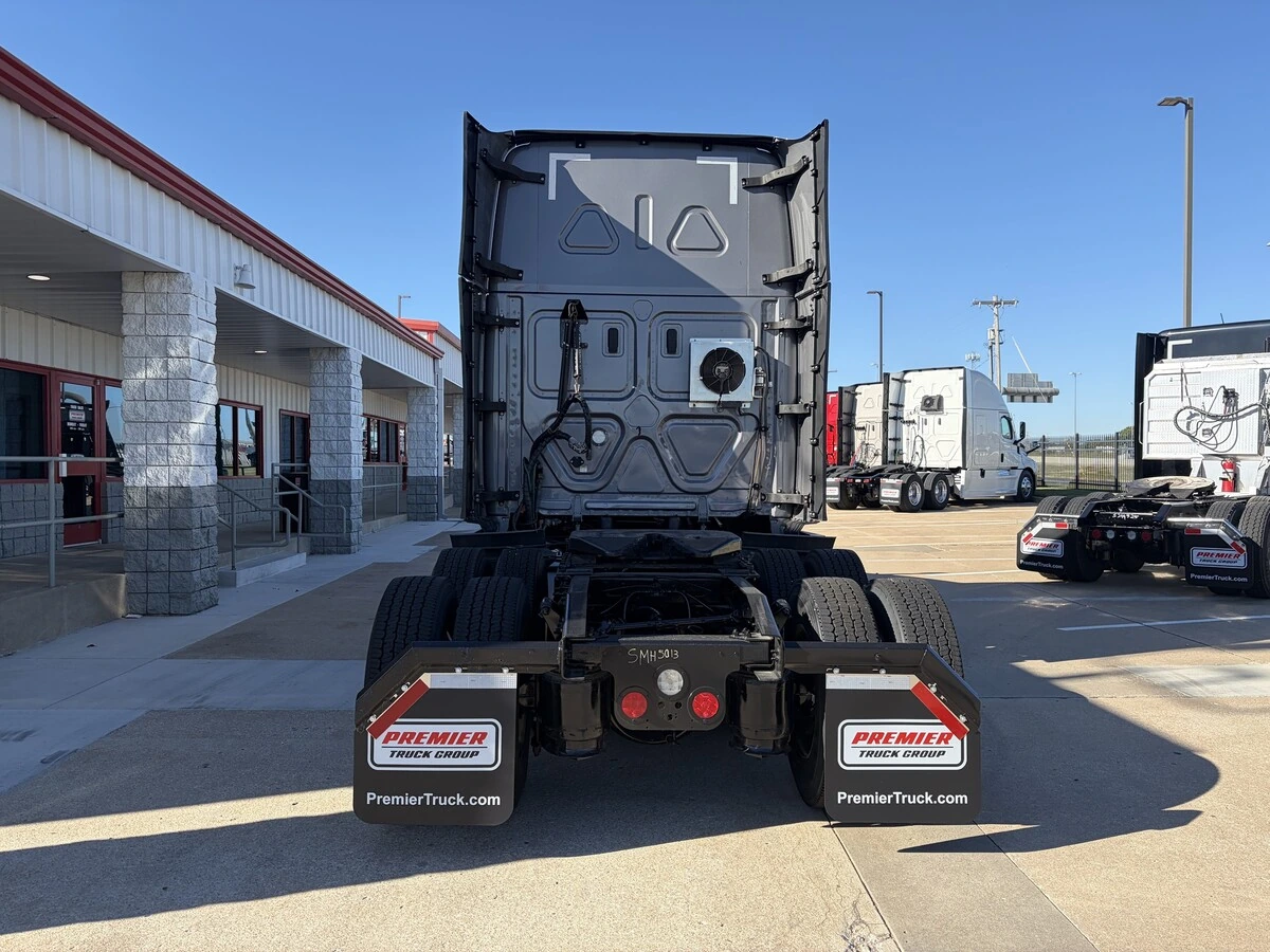 2022 Freightliner Cascadia — photo 6