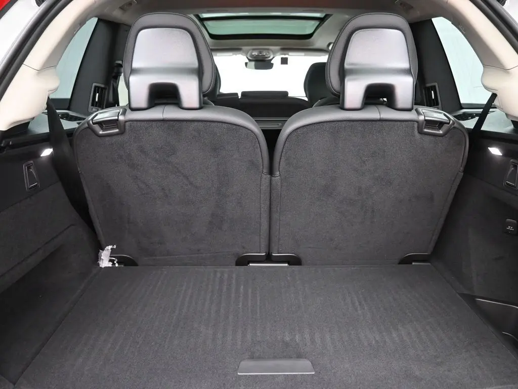 2025 Volvo - image 27