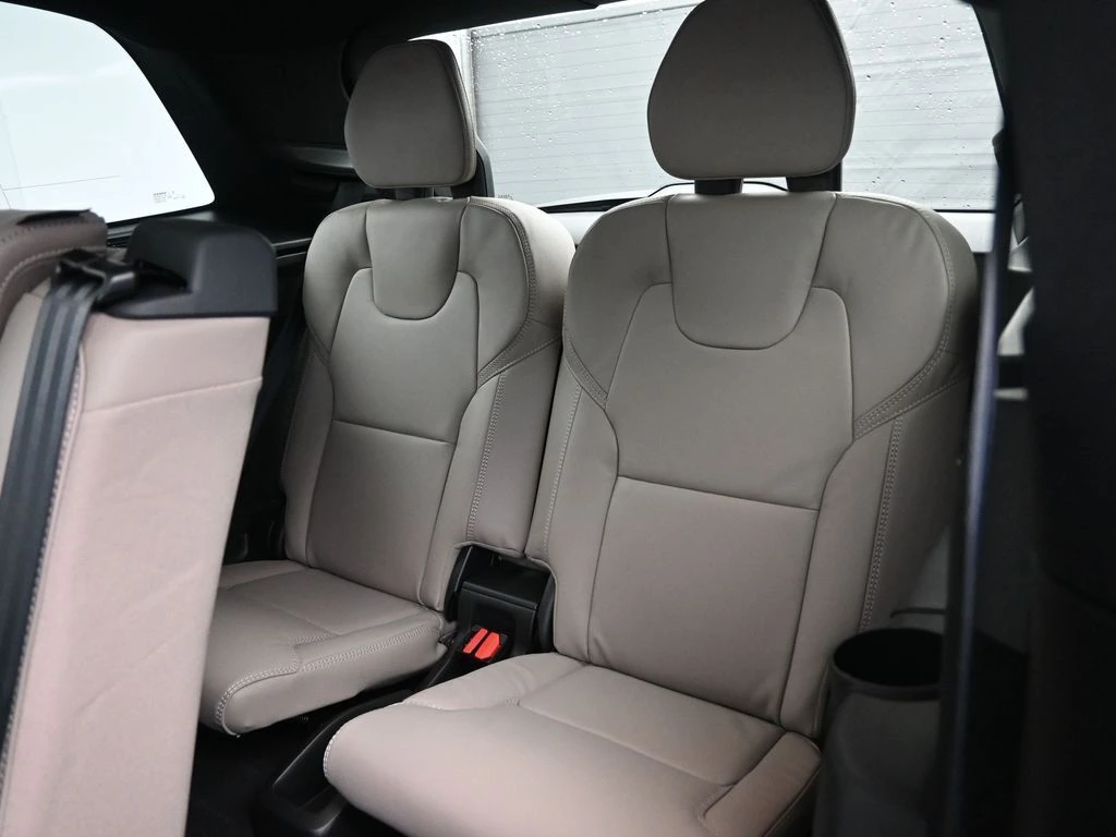 2026 Volvo - image 25