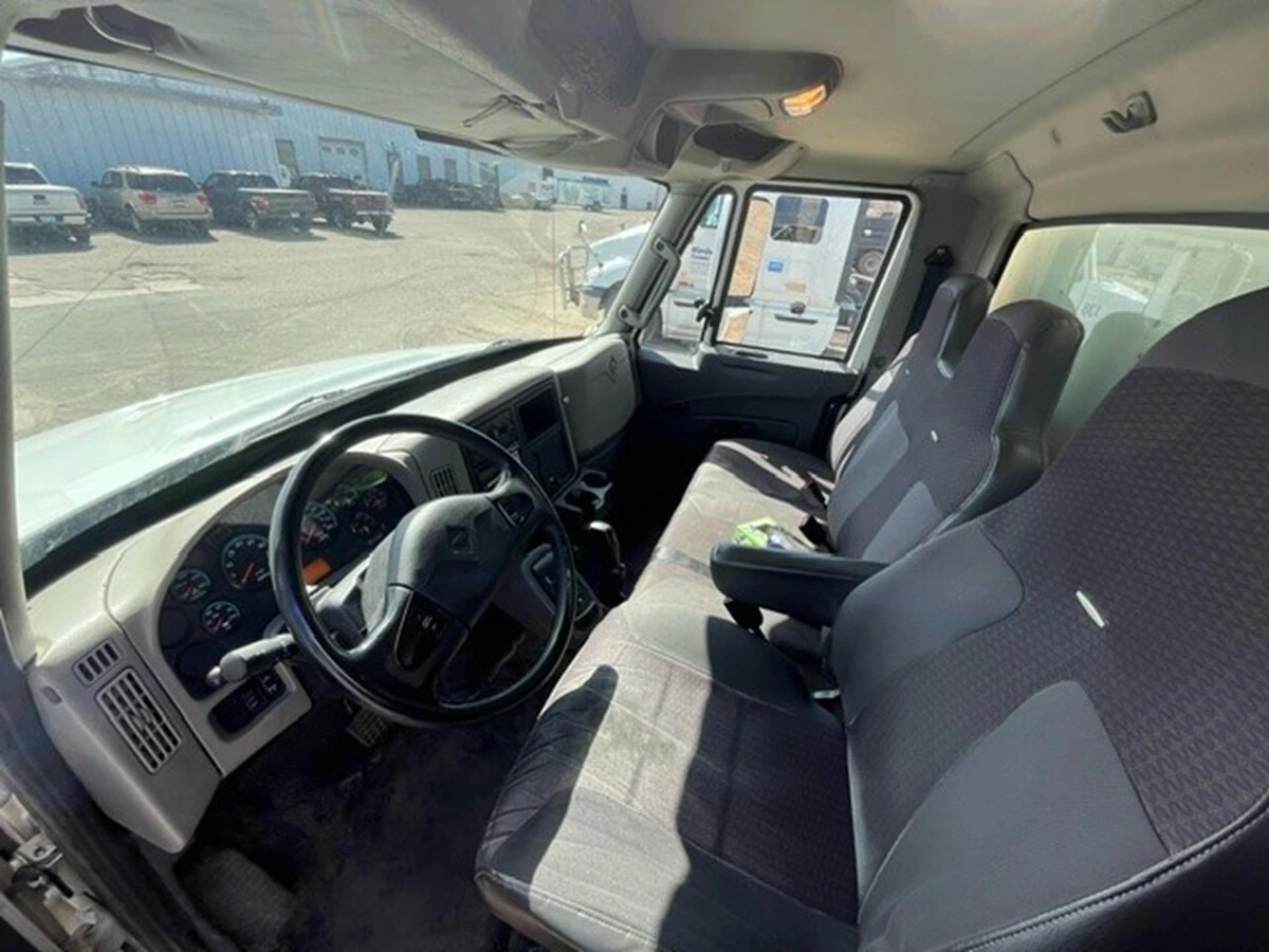 2014 International - image 9