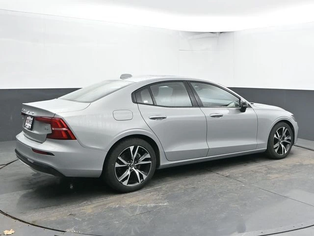 2025 Volvo - image 10