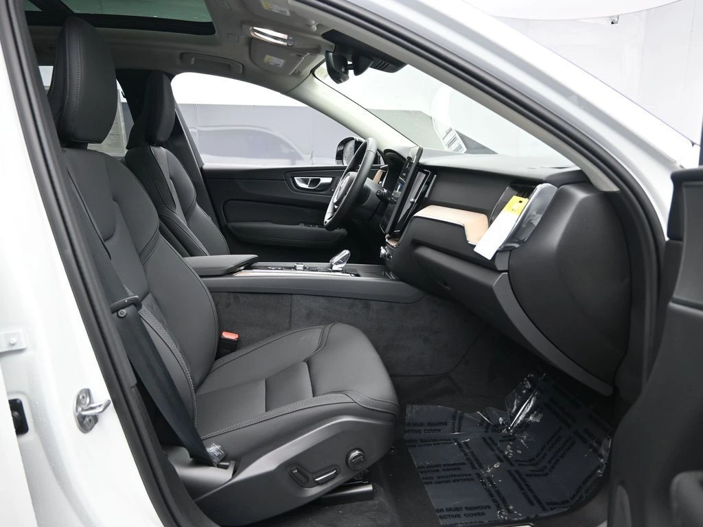 2026 Volvo - image 25