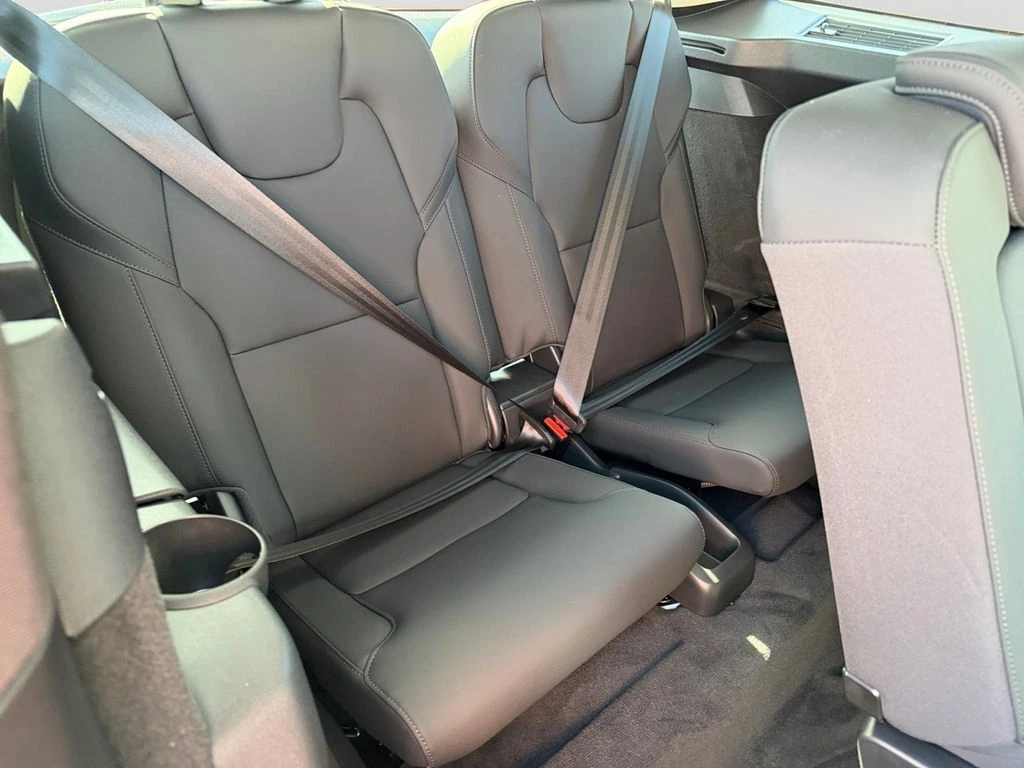 2025 Volvo - image 10