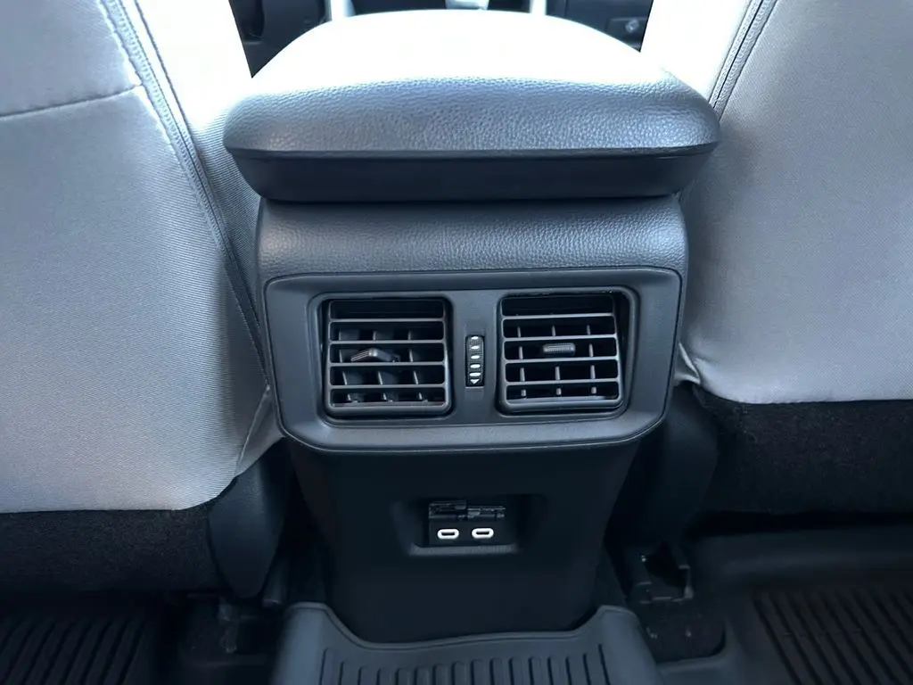 2025 Toyota RAV4 XLE photo 32