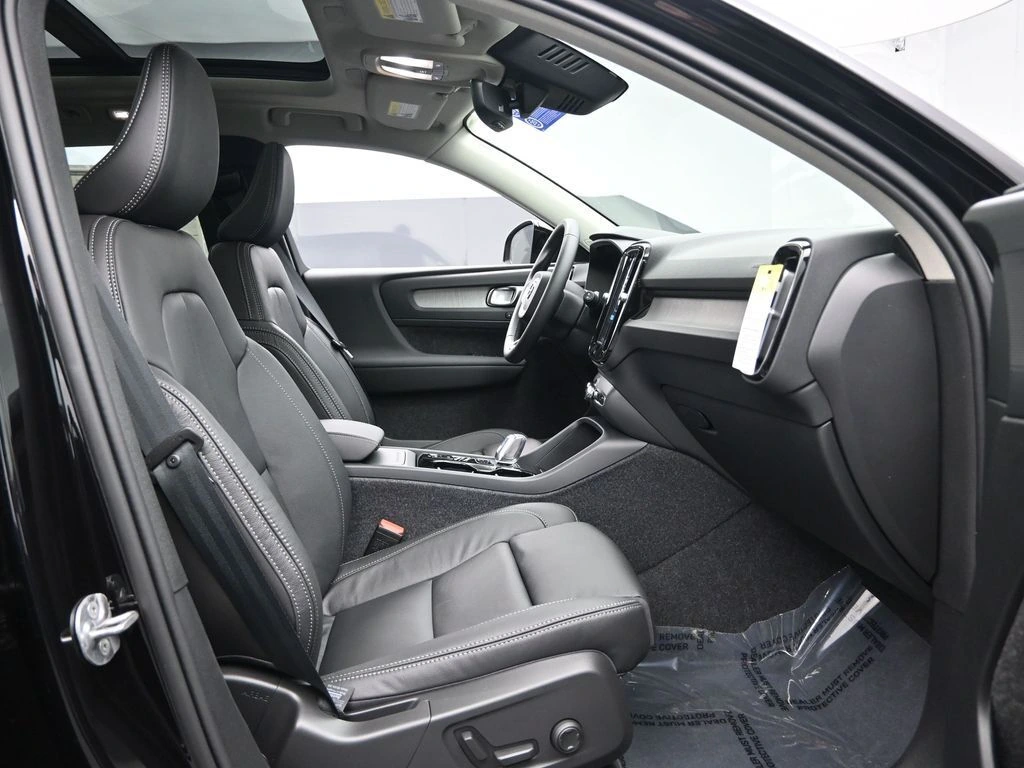 2026 Volvo - image 27