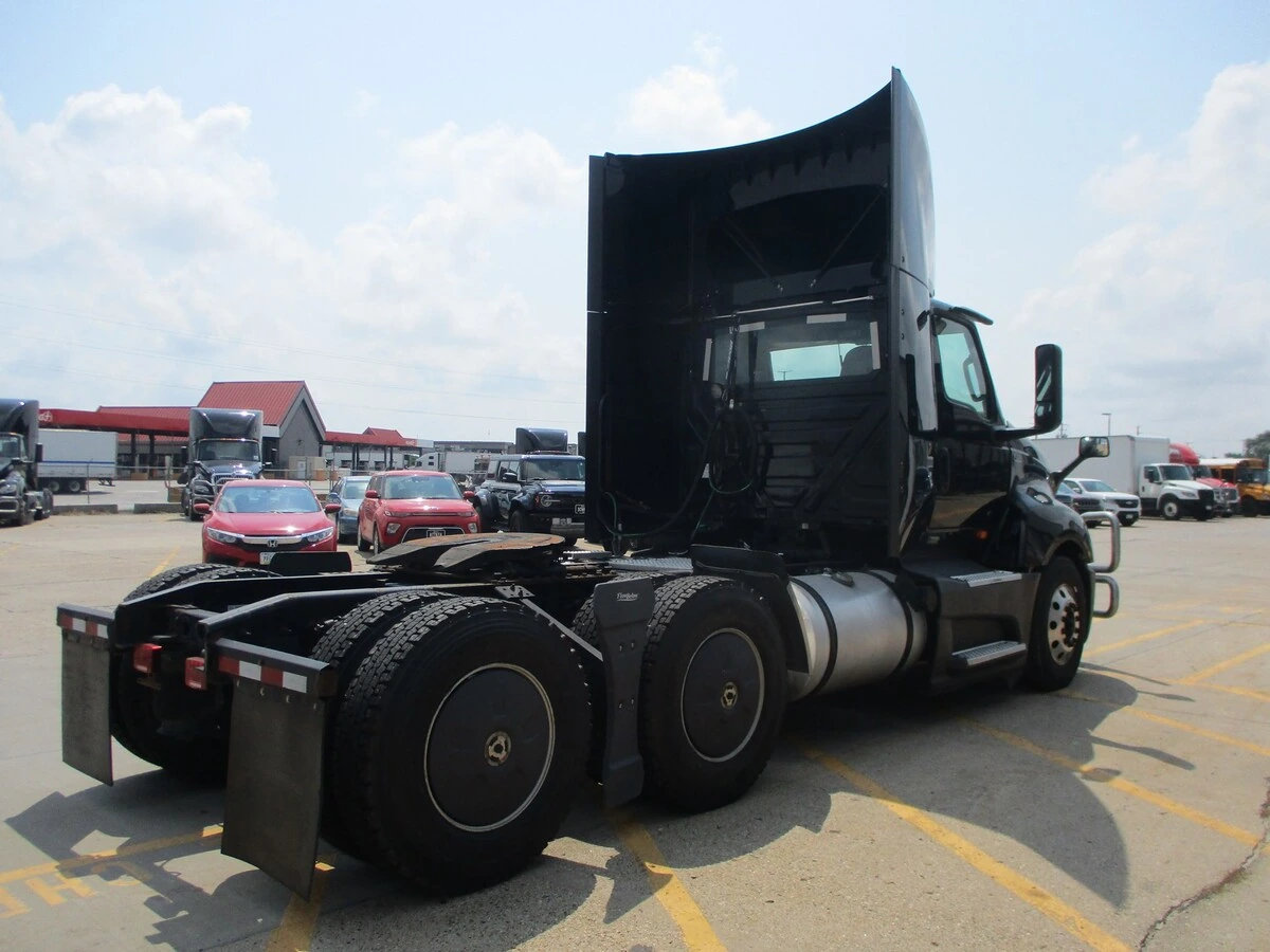 2022 International LT in Altoona, IA — photo 5