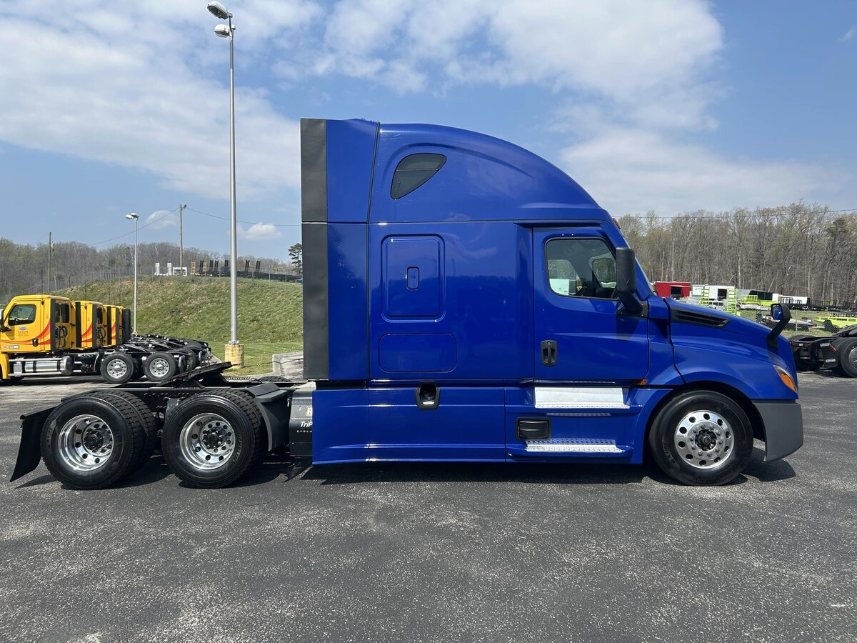 2022 Freightliner Cascadia - image 7