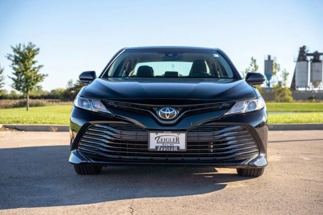 Used 2018 Toyota Camry LE with VIN 4T1B11HK5JU018386 for sale in Sturtevant, WI