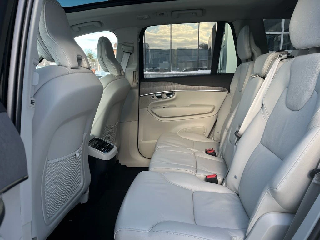 2025 Volvo - image 25