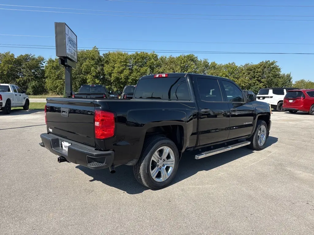 2018 Chevrolet Silverado 1500 Custom photo 3