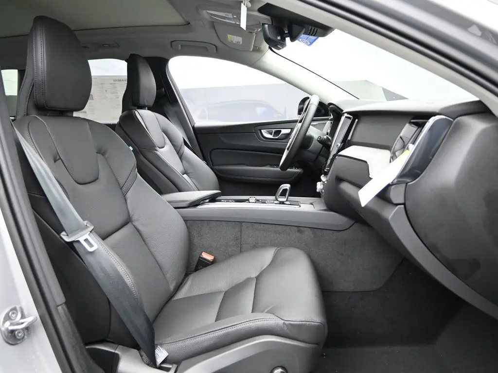 2025 Volvo - image 29