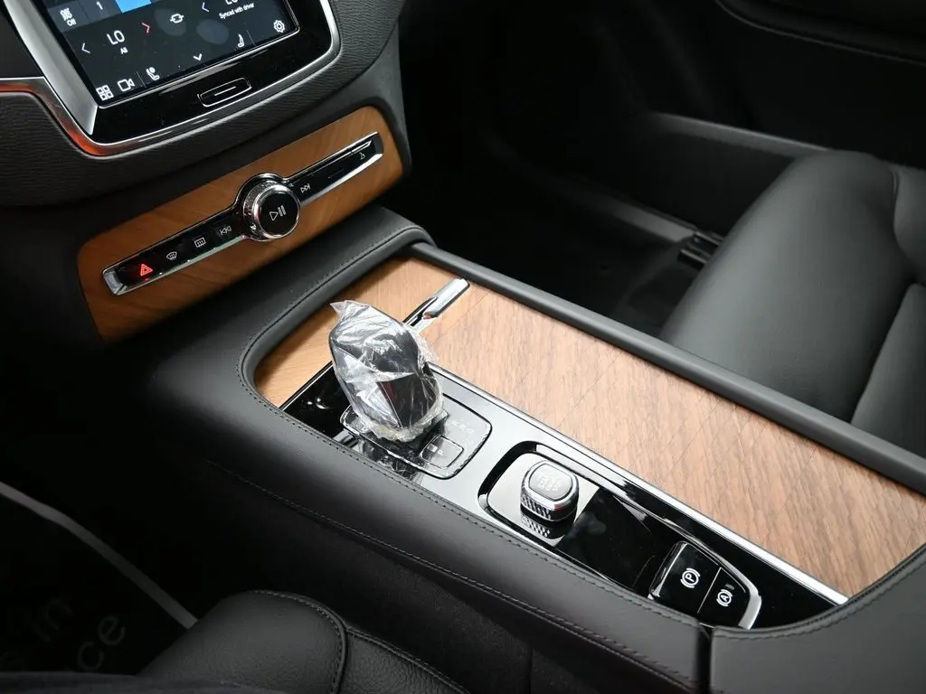 2025 Volvo - image 16