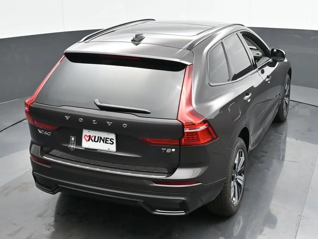 2025 Volvo - image 32