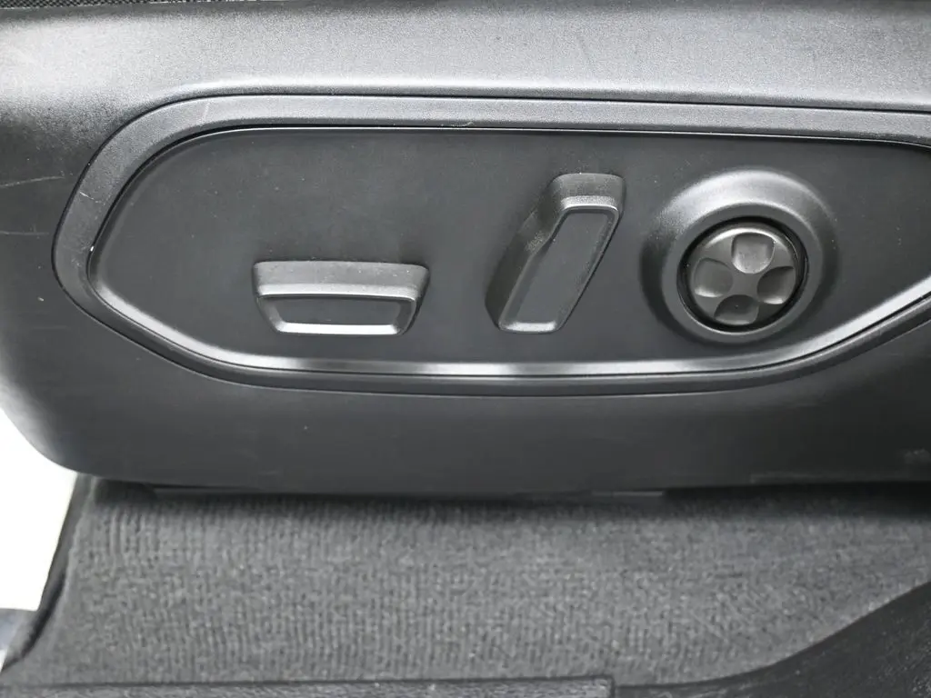 2023 Jeep Grand Cherokee Laredo photo 16