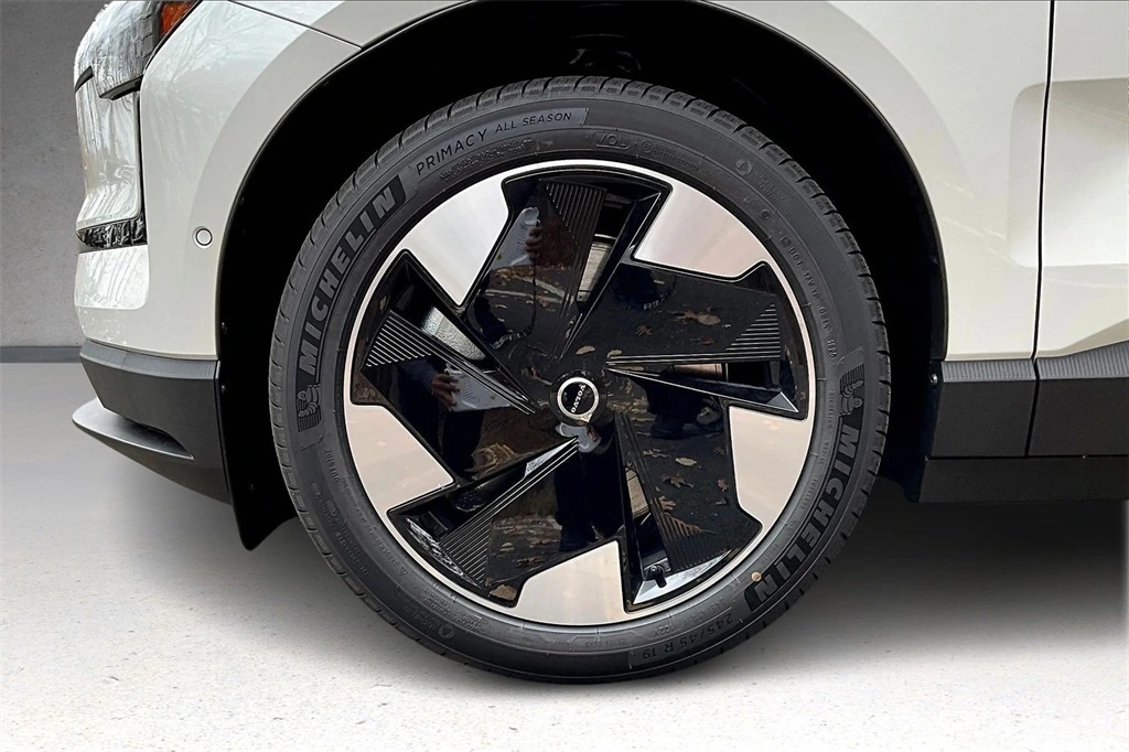 2026 Volvo - image 12