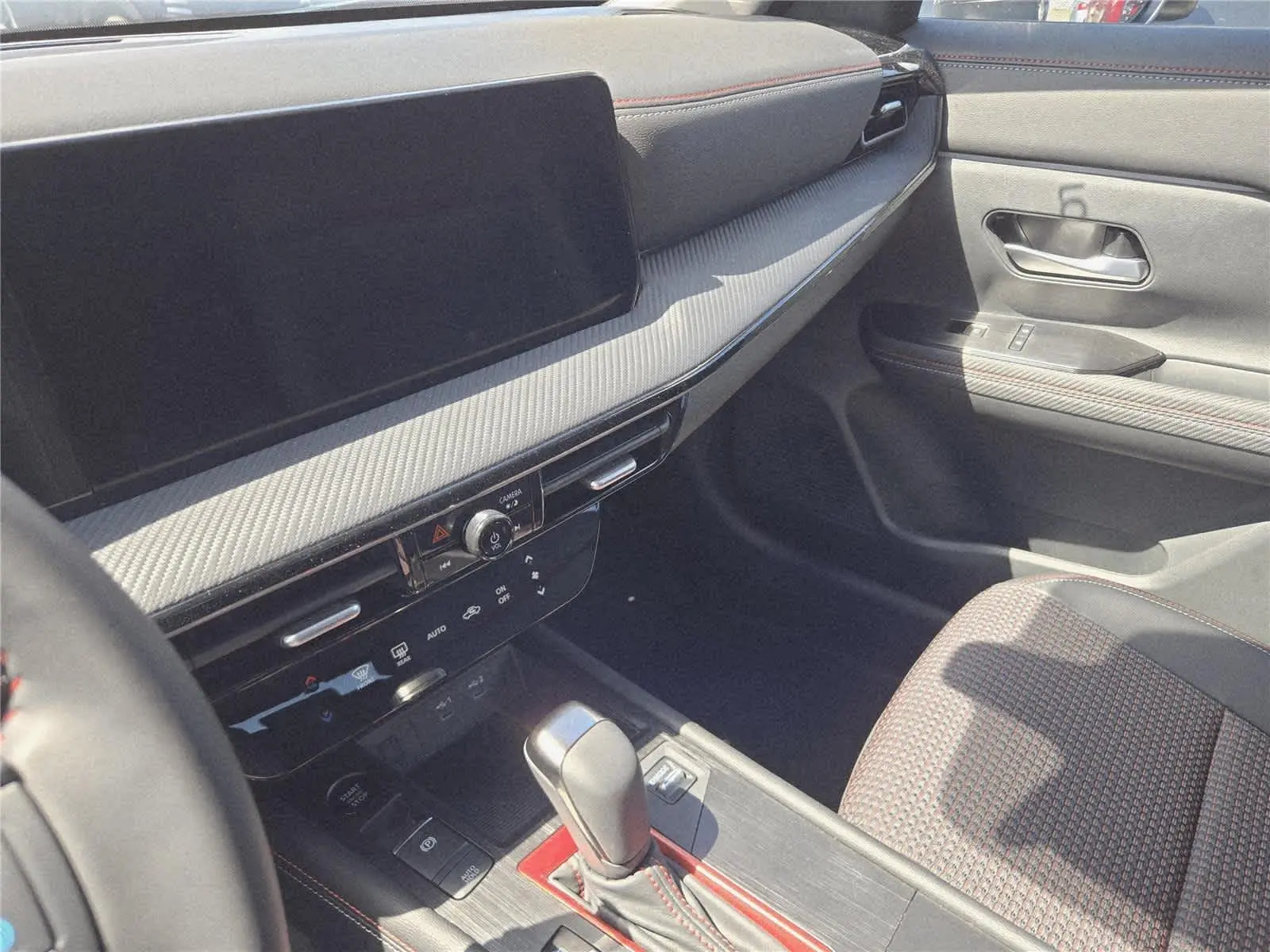 2025 Nissan Kicks SR photo 10