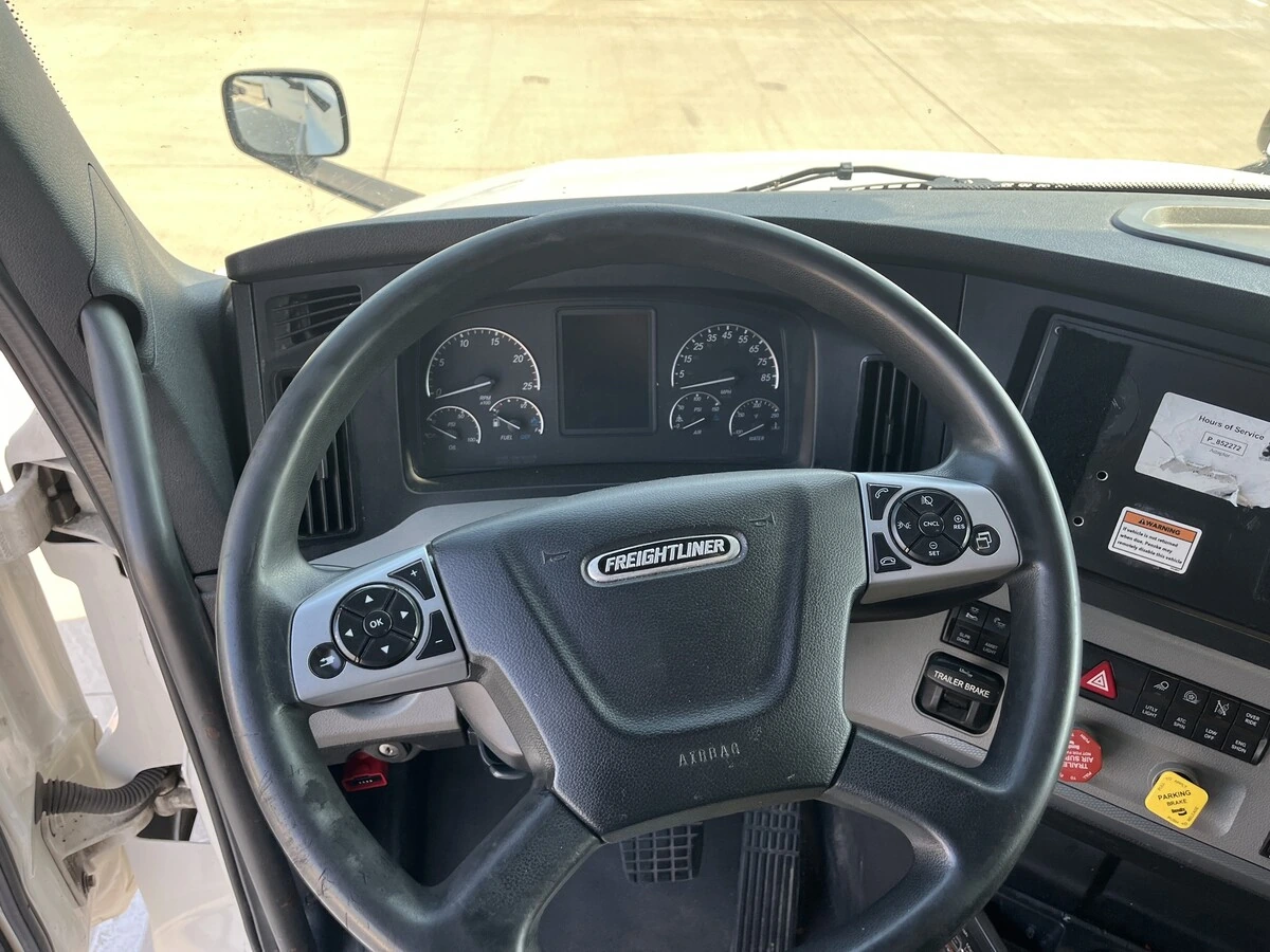 2022 Freightliner Cascadia — photo 7