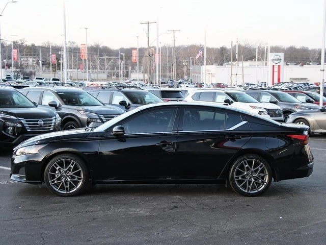 Used 2023 Nissan Altima SR with VIN 1N4AL4CV8PN406539 for sale in Kansas City