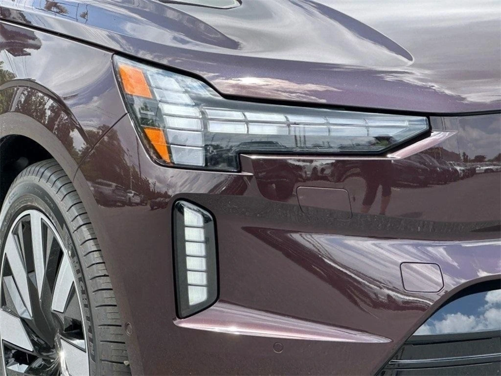 2025 Volvo - image 3