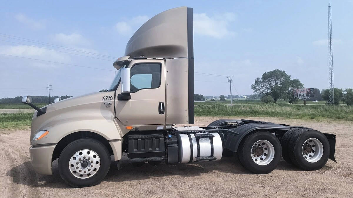 2019 International LT - image 1