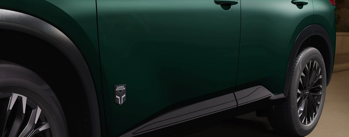 Insignia Dark Armor en un Nissan Rogue 2026 verde