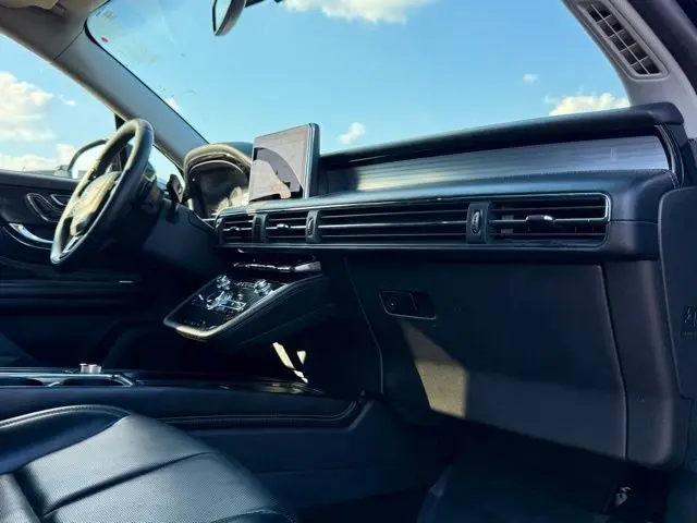 2022 Lincoln Corsair Standard photo 11