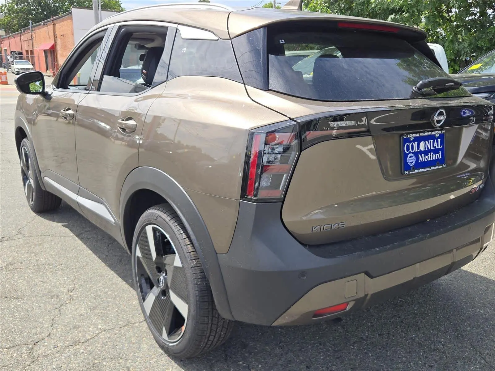 2025 Nissan Kicks SR photo 5