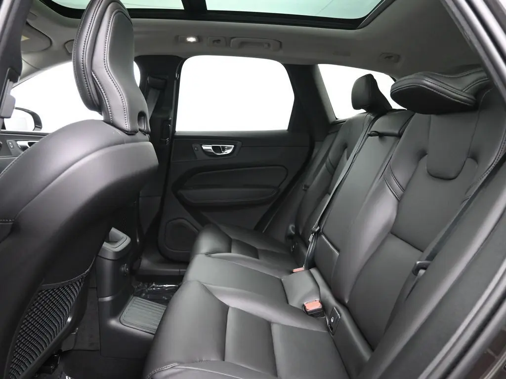 2025 Volvo - image 26