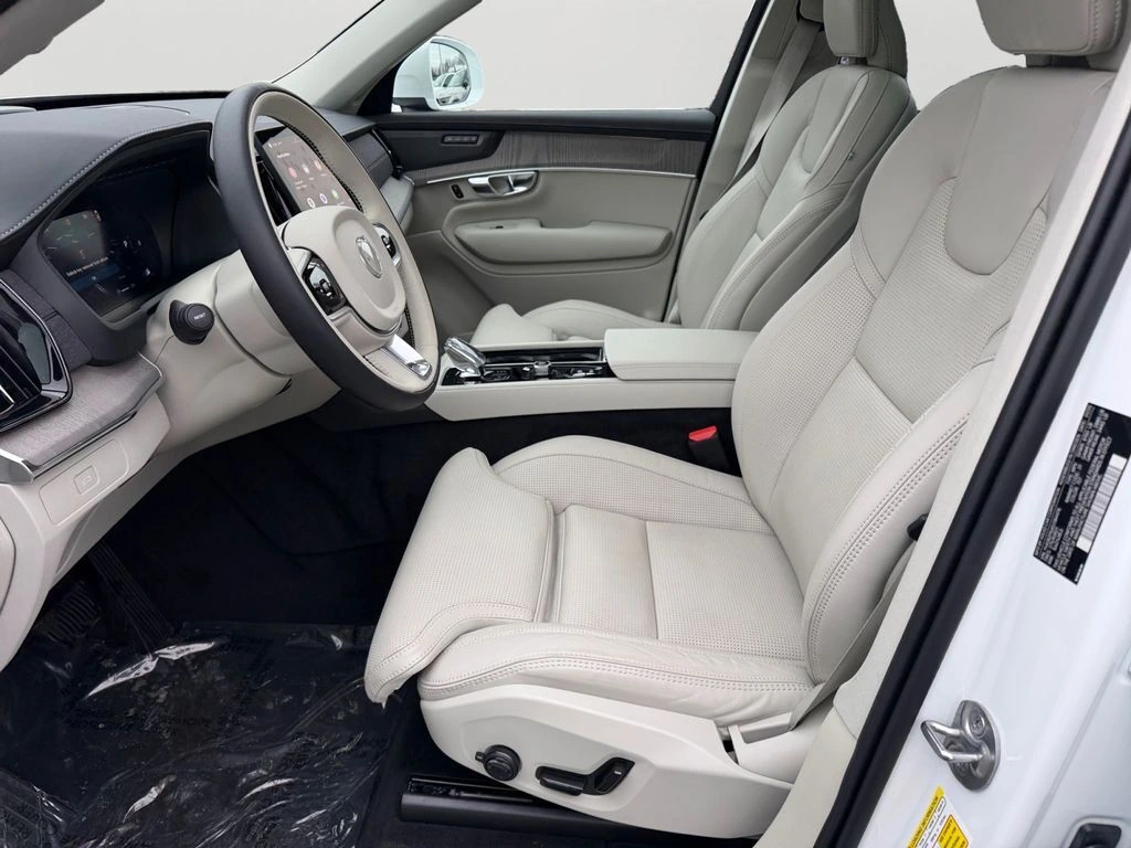 2025 Volvo - image 16